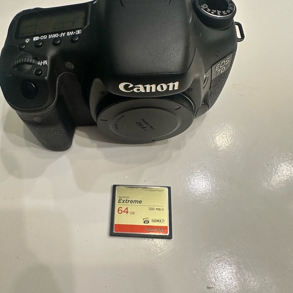 Canon EOS 7D Camera DSLR (DS126251) Sigma 18-135mm Lens filter battery and more - Picture 6 of 11